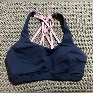 Lightly worn Lululemon free to be sports  bra
Medium support size 8